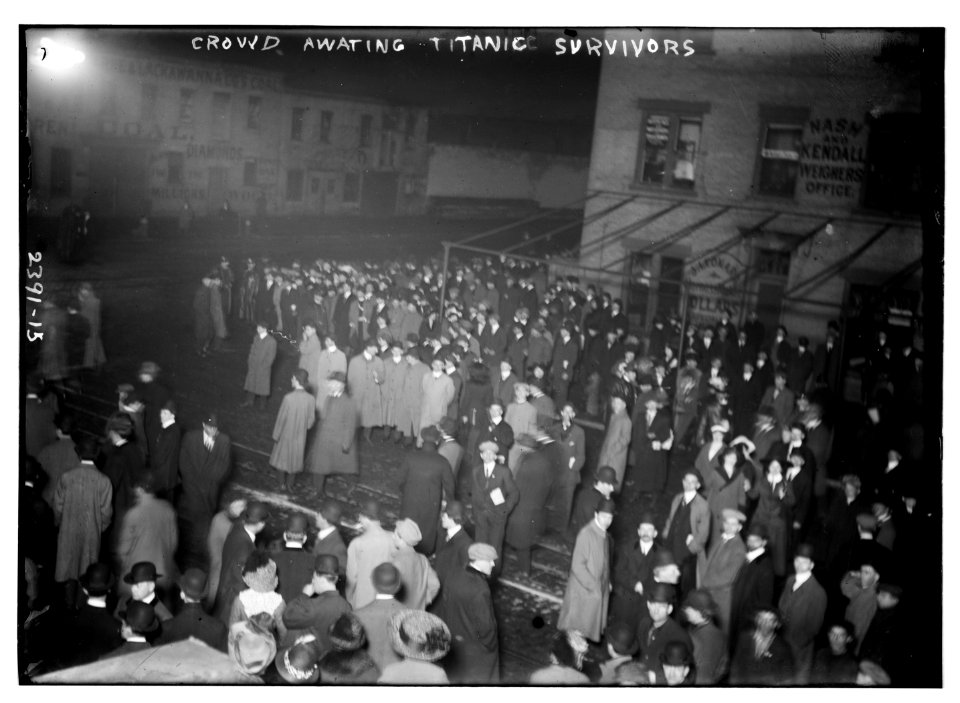 Crowd awaiting TITANIC survivors LCCN2014690329