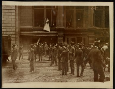 Crowd gathered after the Wall Street explosion in front of the offices of J.P. Morgan) - Underwood & Underwood LCCN2015645595