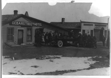 Crowd gathered around two autos, New York to Paris auto race LCCN2016652405