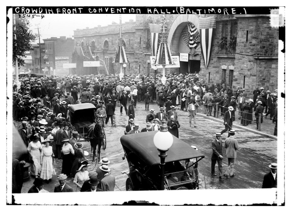 Crowd in front of Convention Hall, Baltimore, Md. LCCN2014692001