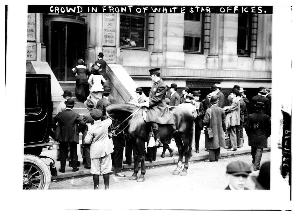 Crowd in front of White Star offices LCCN2014690332