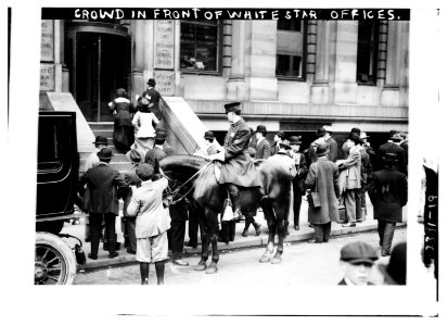 Crowd in front of White Star offices LCCN2014690332