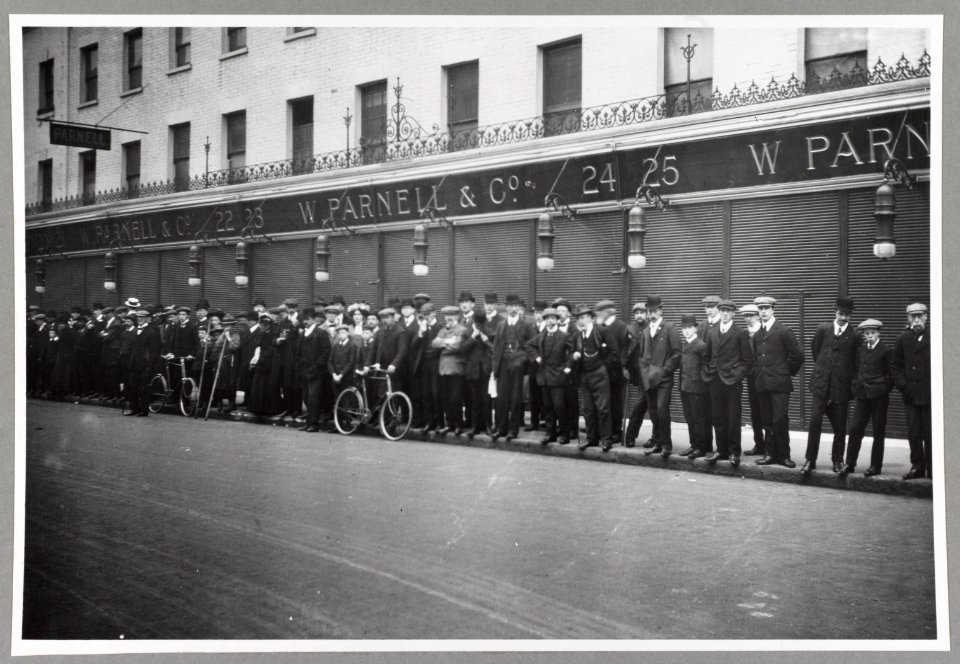 Crowd greeting T. R. Roosevelt at Victoria Station. London, England LCCN2013651176