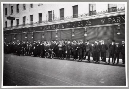 Crowd greeting T. R. Roosevelt at Victoria Station. London, England LCCN2013651176