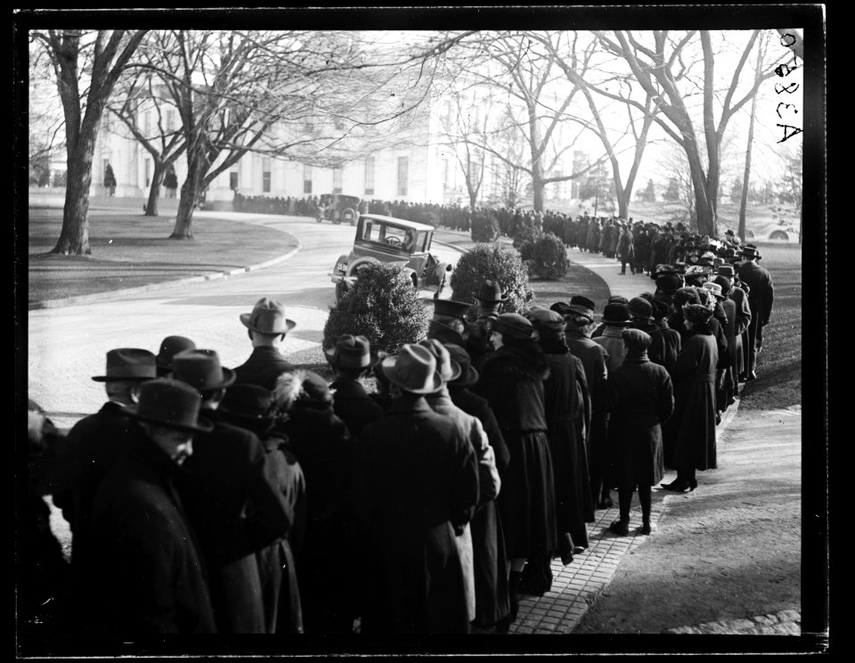 Crowd in line outside White House, Washington, D.C. LCCN2016891069