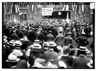Crowd in front of Convention Hall, Baltimore, Md. LCCN2014690555