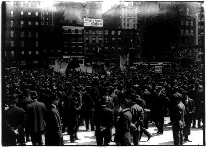 Crowd in Union Square, NYC LCCN2001704467
