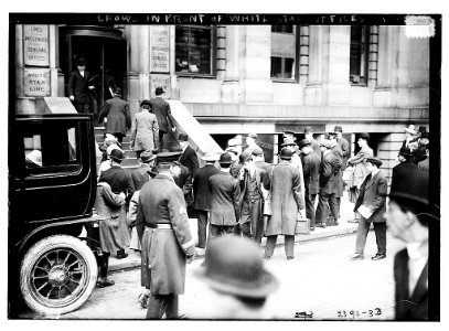 Crowd in front of White Star offices LCCN2014690338
