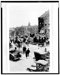 Crowd gathering in street to watch the lynching of Jesse Washington, Waco, Texas LCCN92504979 photo