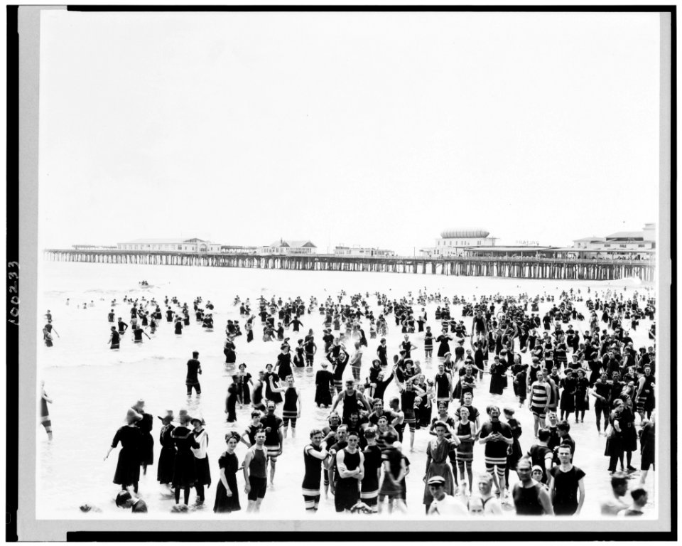 Crowd in ocean with pier in background, Atlantic City, New Jersey LCCN90710769