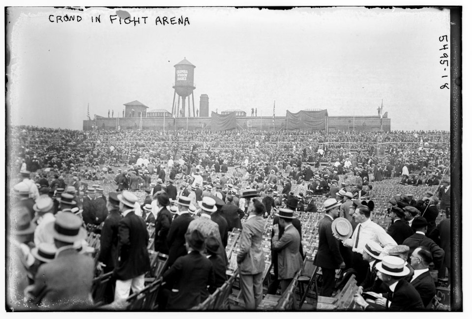 Crowd in fight arena LCCN2014712847