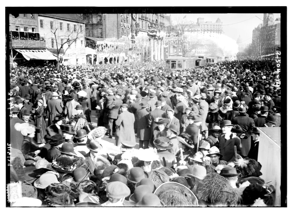 Crowd in Wash., D.C. LCCN2014691485