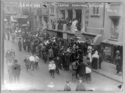 Crowd leaving synagogue on Jewish New Year. Rivington St., East Side, New York City. LCCN2016651921