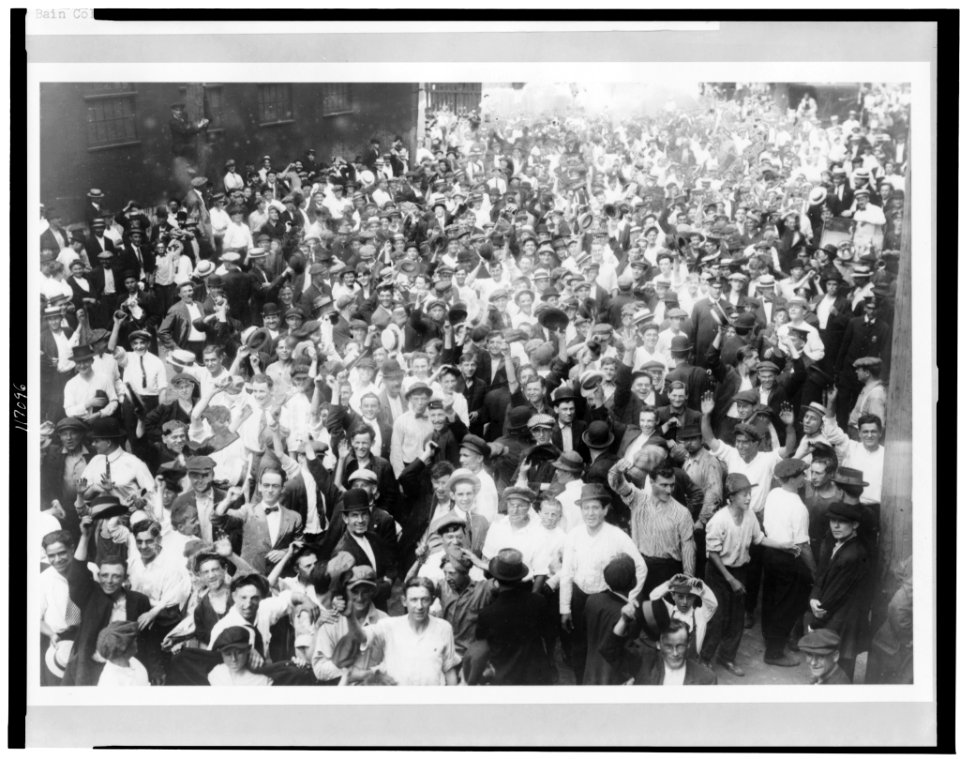 Crowd of street-railroad strikers, Bayonne, New Jersey LCCN96518671
