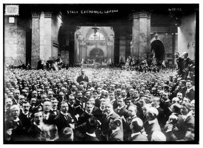 Crowd on stock exchange floor, London LCCN2014683111