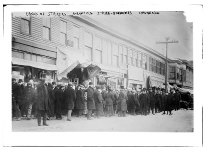 Crowd of strikers menacing strike-breakers, Lawrence LCCN2014690134