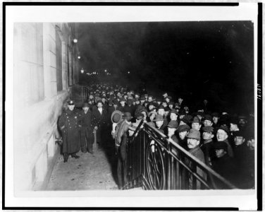 Crowd of men outside municipal lodging house, waiting for the doors to open, New York City LCCN97509825