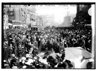 Crowd on Penn Ave. watching Suffrage parade LCCN2014691492