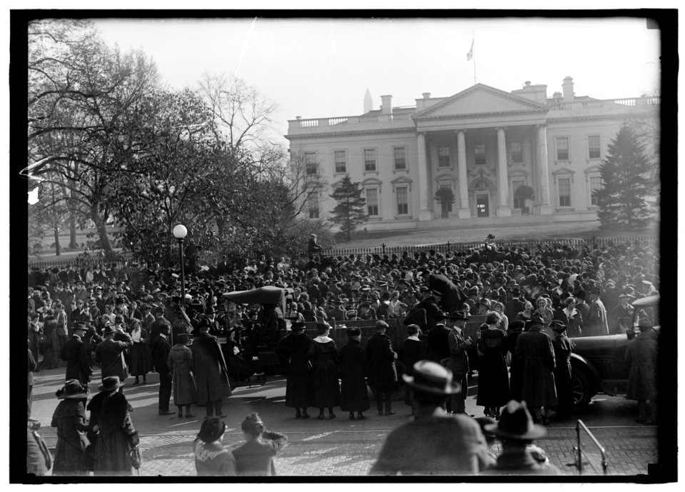 Crowd outside White House LOC hec.11501