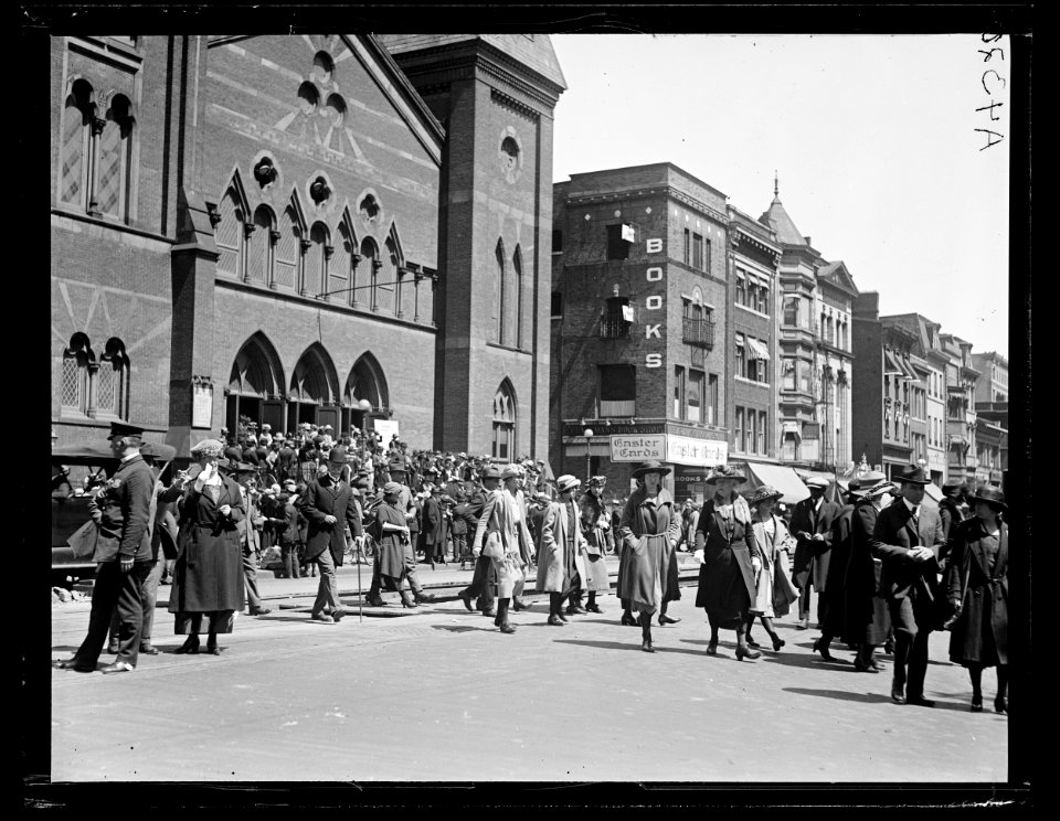 Crowd otside church, Washington, D.C. LCCN2016891347