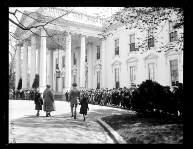 Crowd outside White House, Washington, D.C. LCCN2016891351