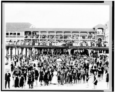 Crowd posed on and in front of the Steel Pier, Atlantic City, New Jersey LCCN90710770