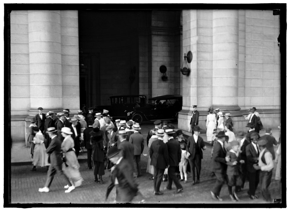 Crowd outside Union Station LCCN2016870412
