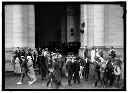 Crowd outside Union Station LCCN2016870412