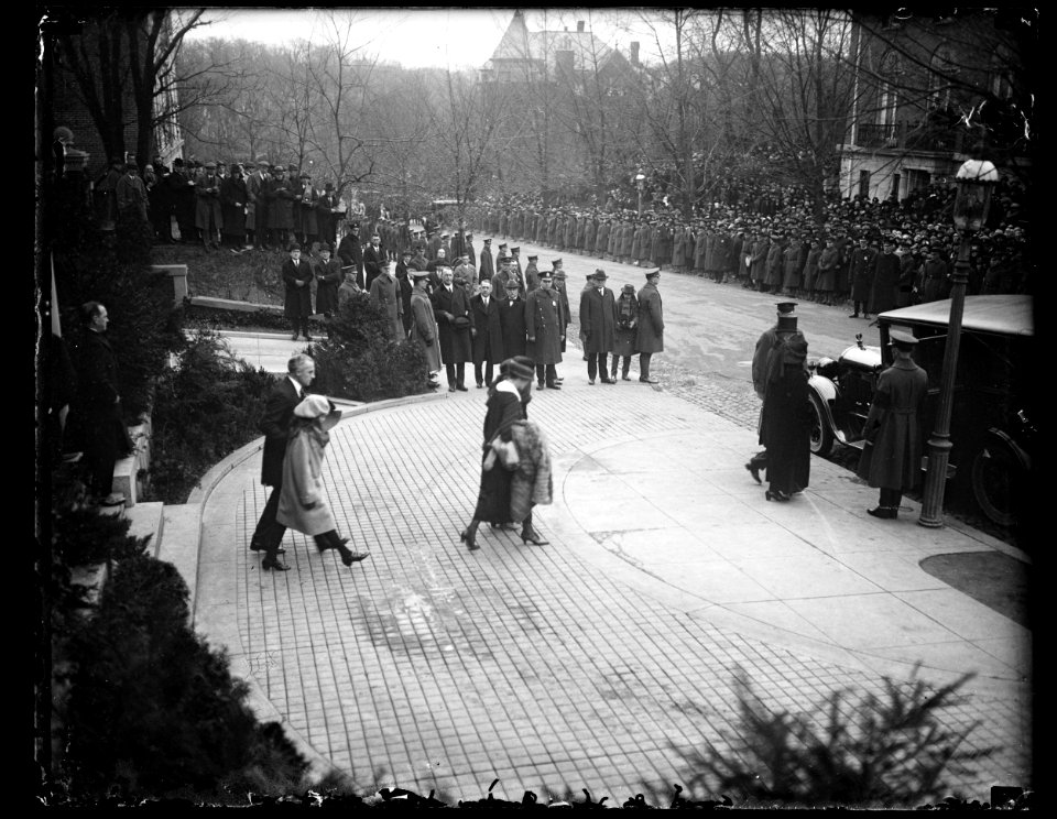 Crowd outside Woodrow Wilson house, Washington, D.C. LCCN2016894405