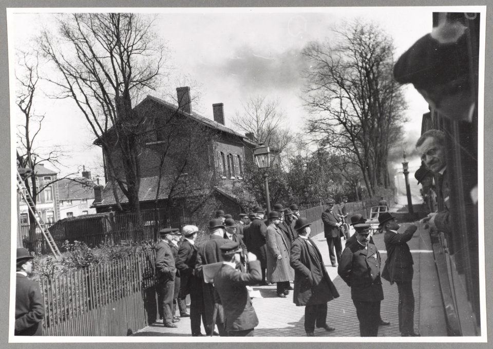 Crowd to see T. R. Roosevelt at Dutch frontier LCCN2013651166