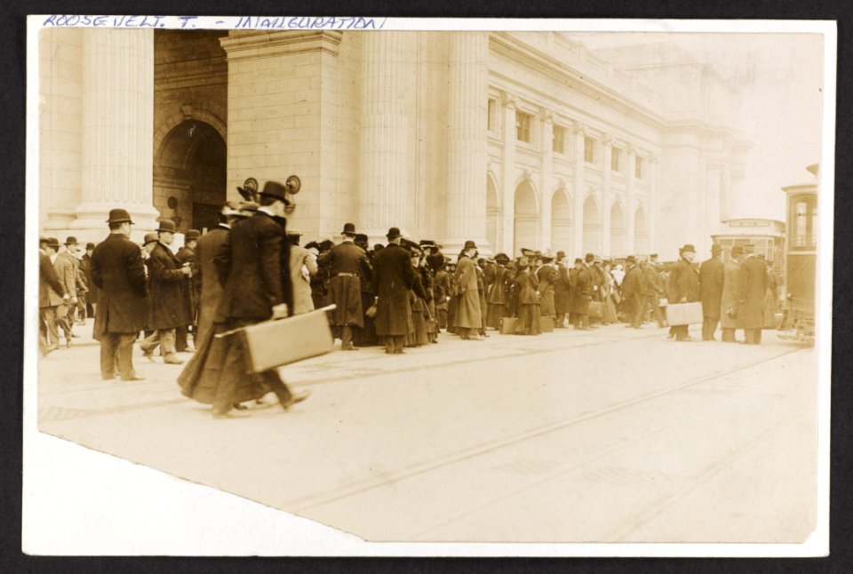 Crowd standing outside possibly Union Station waiting to board streetcars LCCN2013649597