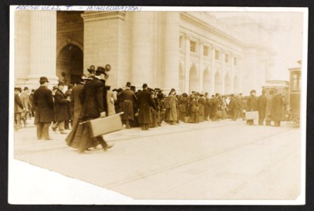 Crowd standing outside possibly Union Station waiting to board streetcars LCCN2013649597