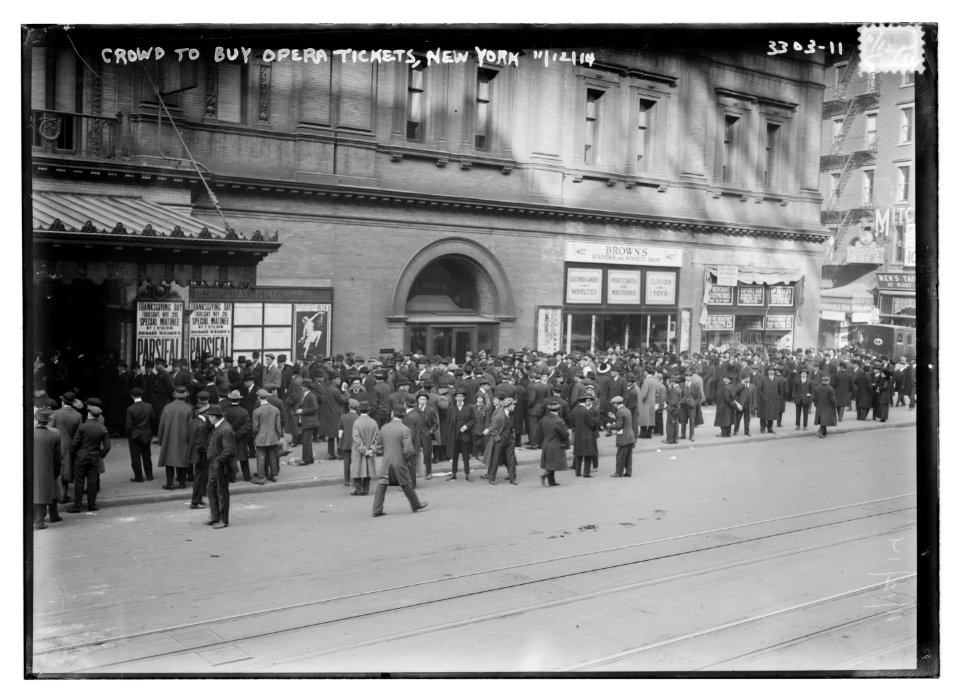 Crowd to buy Opera tickets, New York LCCN2014698106