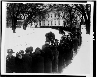 Crowd waiting in line outside of White House for New Year reception LCCN91787210