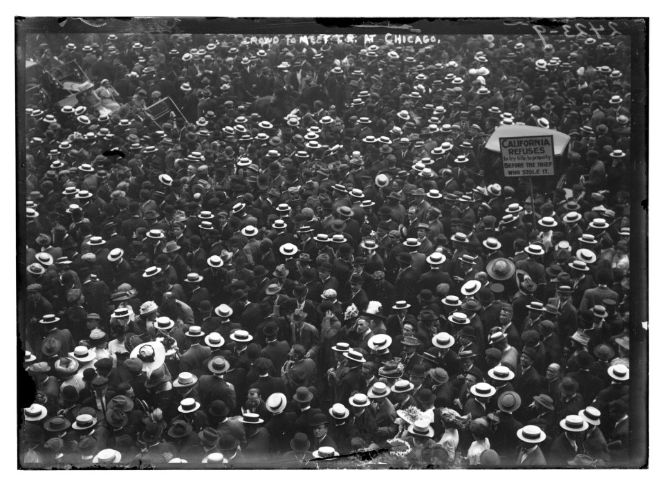 Crowd to meet T.R. (Theodore Roosevelt) at Chicago LCCN2014690608