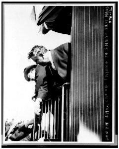 Crowd trying to shake Taft hand, South Dakota LCCN91708819