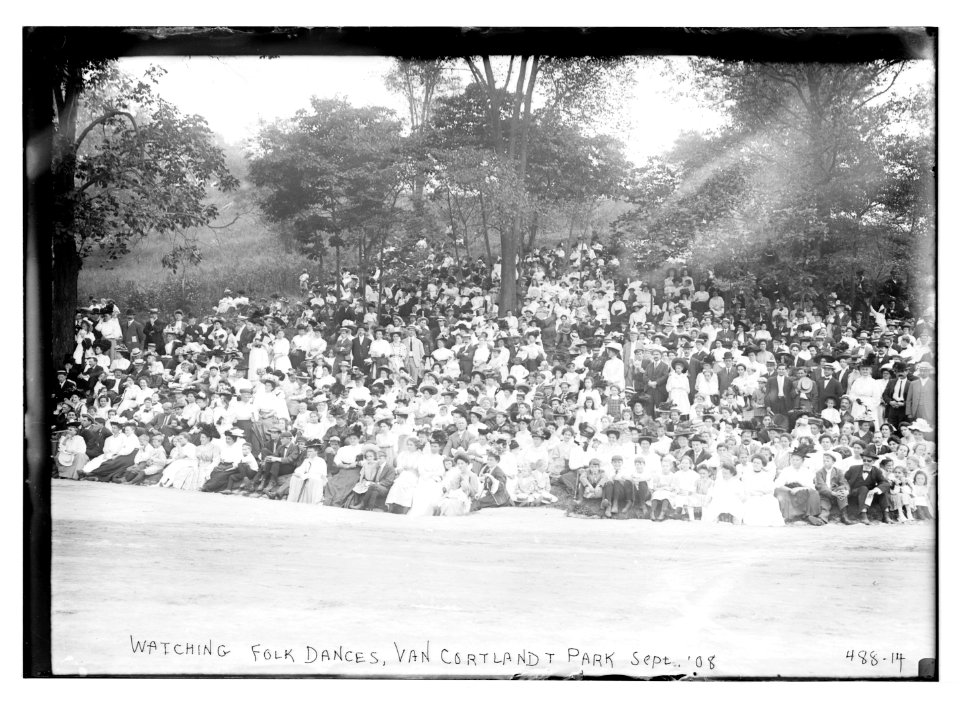 Crowd watching folk dances, Van Cortlandt Park (New York) LCCN2014682334