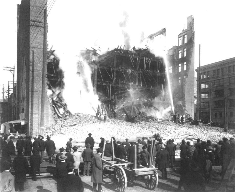 Crowd watching firefighters battle fire at the Schwabacher Hardware Building at 401 First Ave S on February 11-12, 1905 (CURTIS 2054)