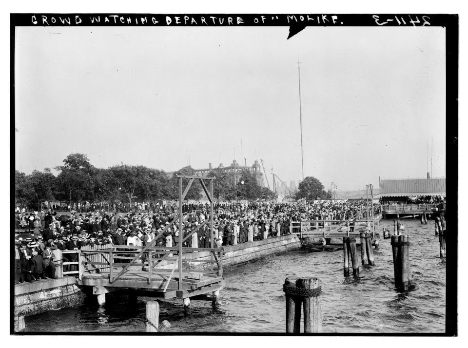 Crowd watching departure of MOLTKE LCCN2014690479
