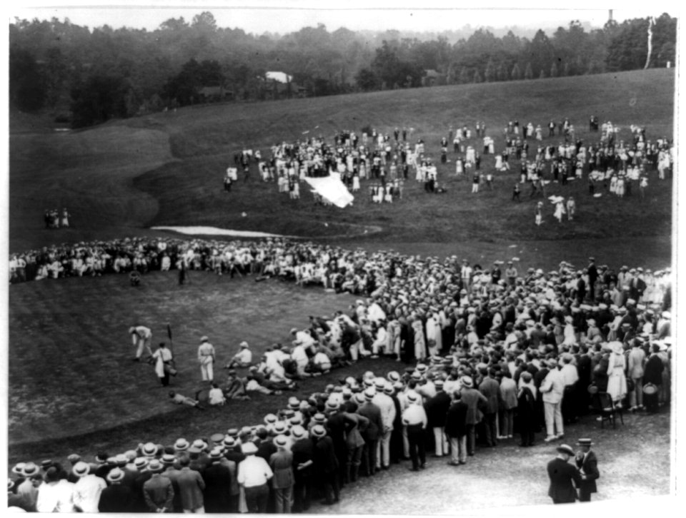 Crowd watching golf match, Washington, D.C., area LCCN89708777