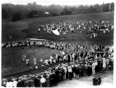 Crowd watching golf match, Washington, D.C., area LCCN89708777