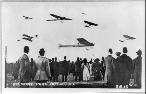 Crowd watching seven planes in air at Belmont Park air show, New York LCCN2001705769