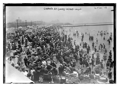 Crowds at Coney Island LCCN2014688307
