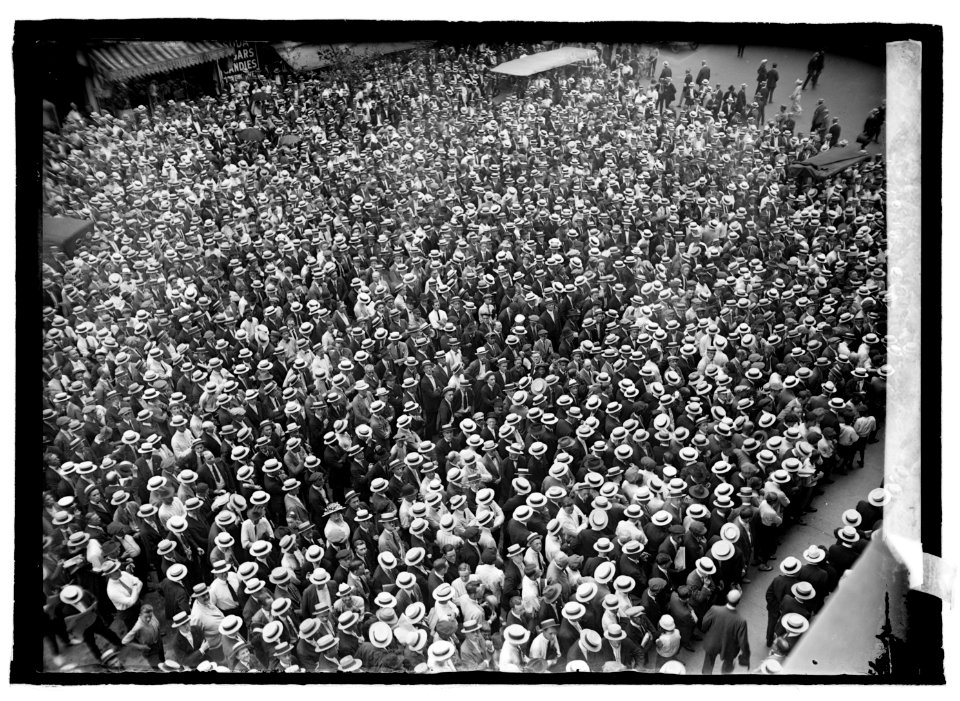 Crowds at Star Dempsey, Carpentier fight LCCN2016845504