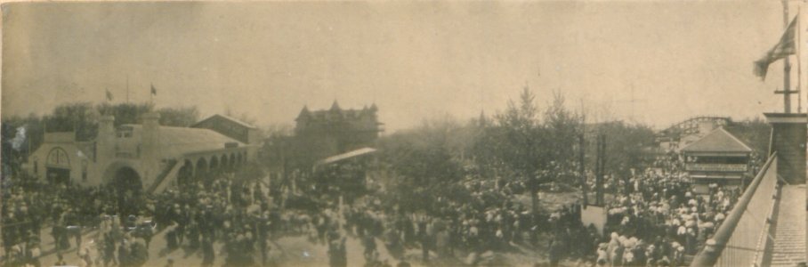 Crowds at Hanlan's Point, Toronto (HS85-10-19675)