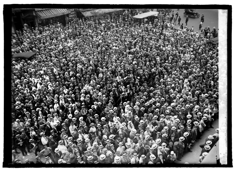 Crowds at Star Dempsey, Carpentier fight LCCN2016845503