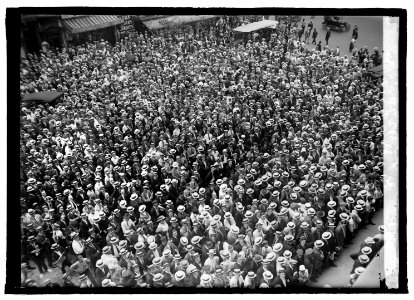 Crowds at Star Dempsey, Carpentier fight LCCN2016845503