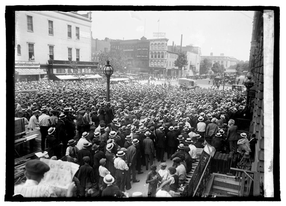 Crowds at Star Dempsey, Carpentier fight LCCN2016845505