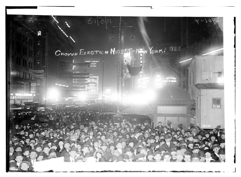 Crowd- Election Night - N.Y., 1913 LCCN2014694762