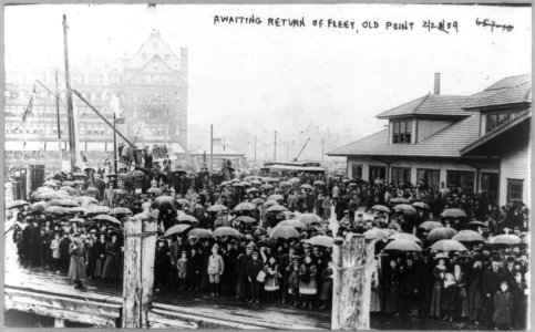 Crowds awaiting return of the fleet at Old Point, Norfolk, Virginia LCCN97503097
